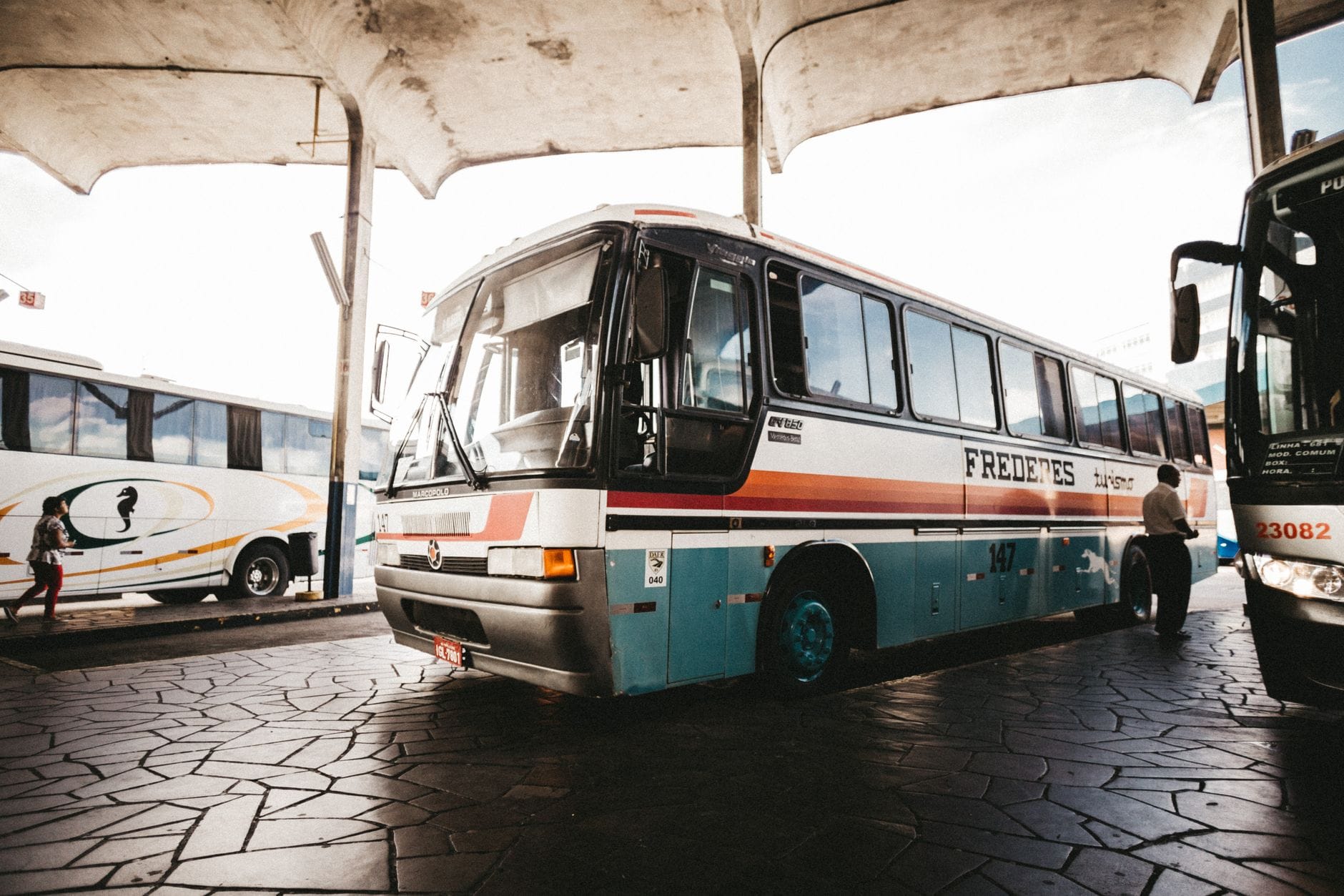 Kolorowy autobus na zewnętrznym dworcu gotowy do odjazdu Kolorowy autobus na zewnętrznym dworcu gotowy do odjazdu