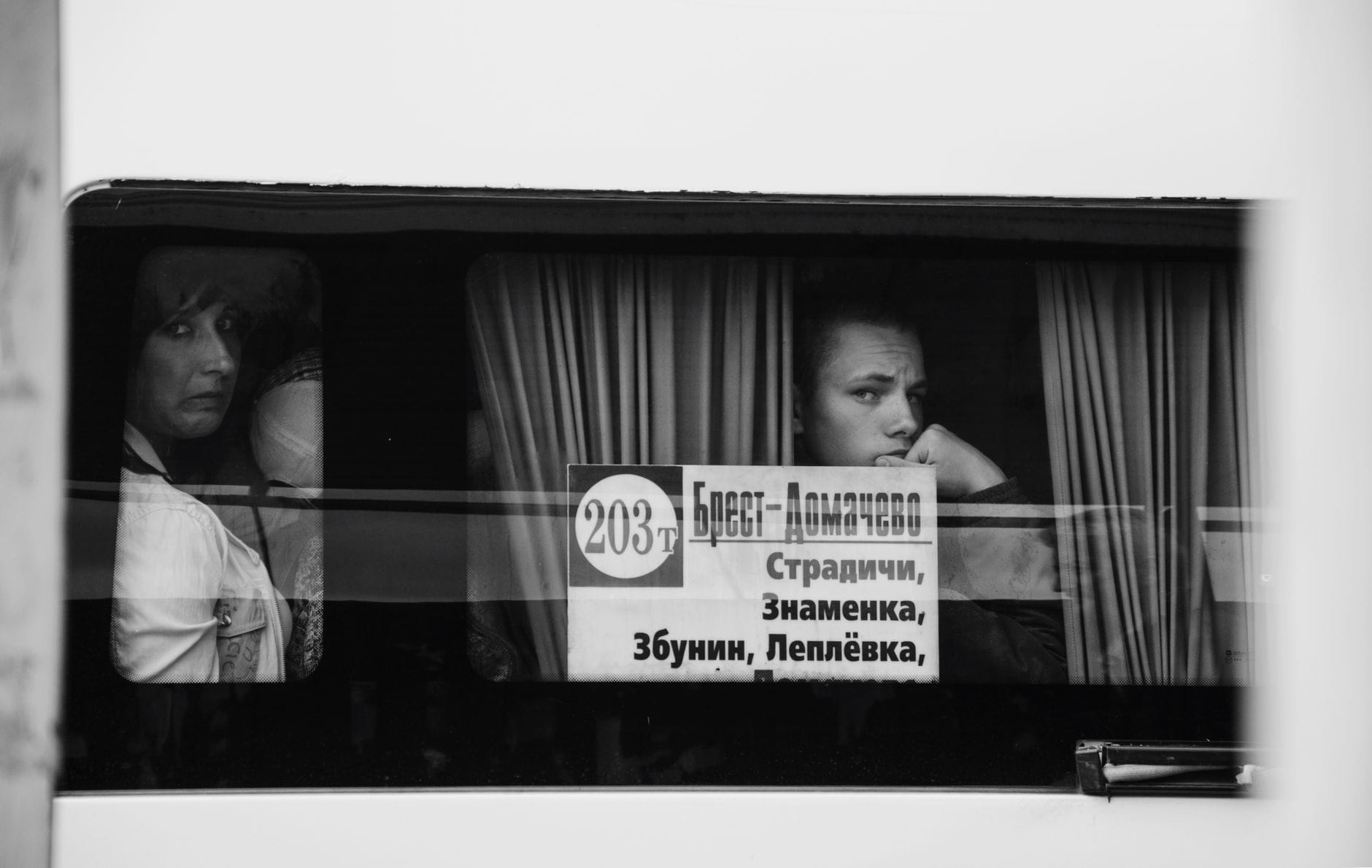 Zamyśleni pasażerowie patrzący przez okno jadącego autobusu